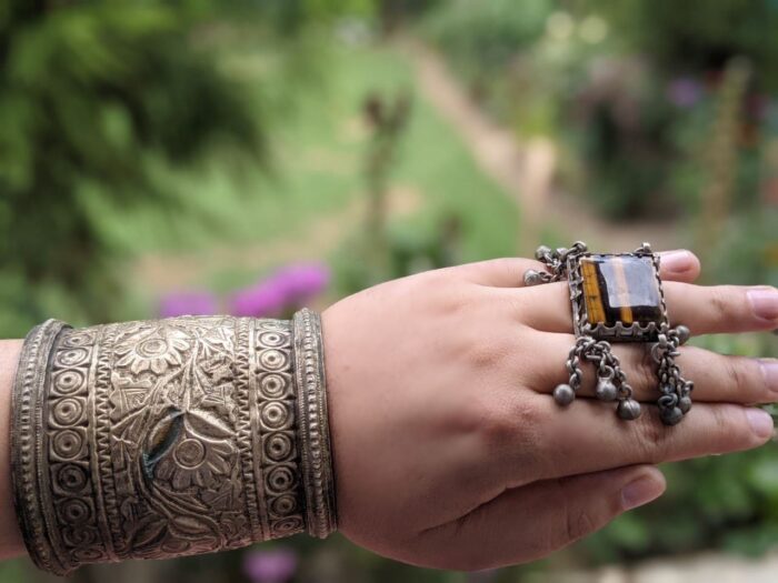 Vintage Kashmiri Ring with Tiger Eye Stone - Image 4