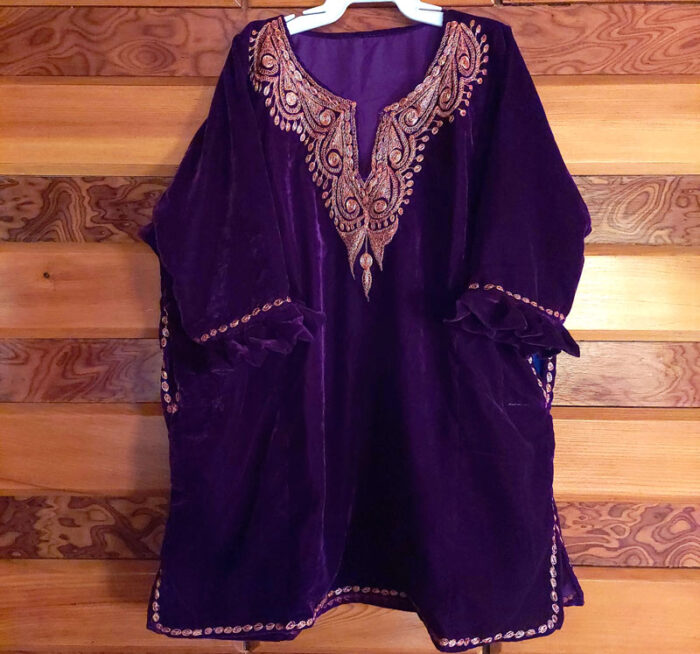 Kids Purple Velvet Pheran with Golden Tilla (Length 20 inch) - Image 2
