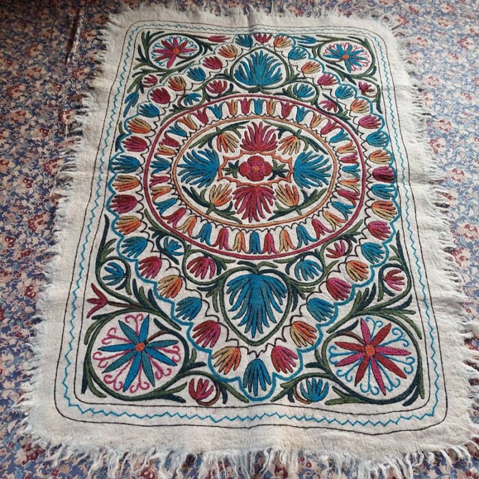 6x4 Manz Gol Handmade Aari Embroidered Namda