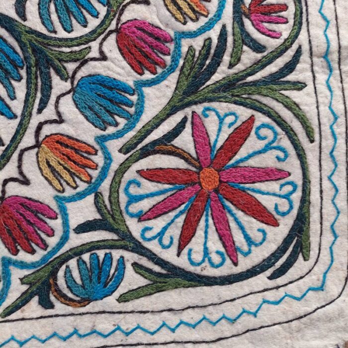 6x4 Manz Gol Handmade Aari Embroidered Namda - Image 2