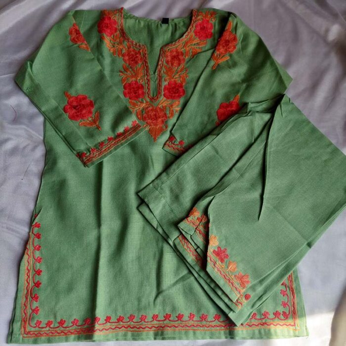 Green Aari Work Kids Crush Cotton Kurta With Trousers (L 22.5)