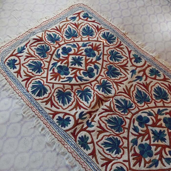 Chinari Handmade Aari Embroidered Namda Rug 6x4 - Image 2