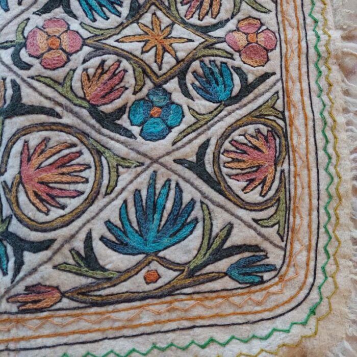 Sonth Handmade Aari Embroidered Namda Rug 6x4 - Image 4