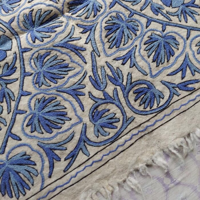 6×4Ft Blue on White Pure Wool Handmade Aari Embroidered Namda Rug - Image 6