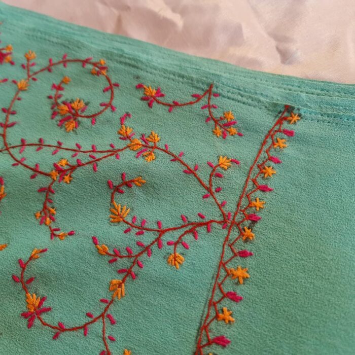 Ferozi Authentic Kashmiri Sozni Handcrafted Crepe Saree - Image 2