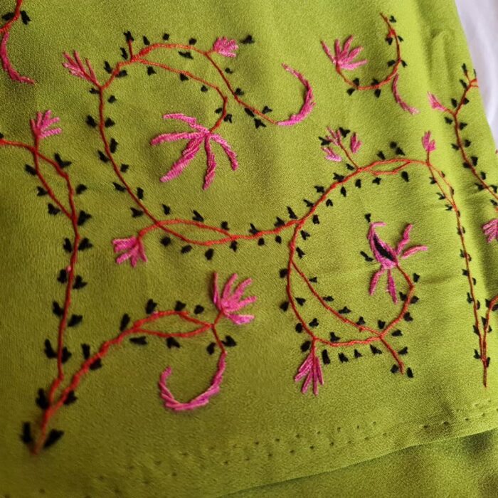 Green Authentic Kashmiri Sozni Handcrafted Crepe Saree - Image 2