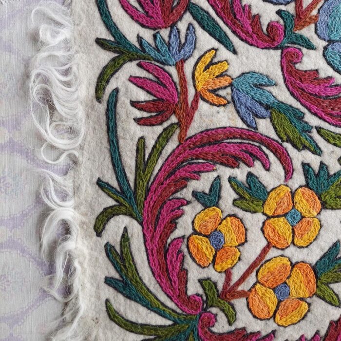 Beautiful 6×4Ft Pure Wool Double Work Handmade Aari Embroidered Namda Rug - Image 5