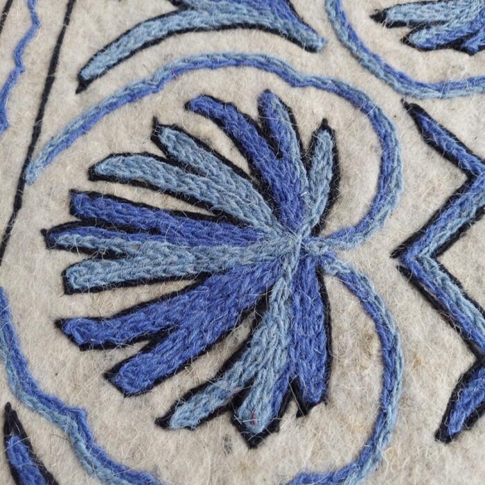 6×4Ft Blue on White Pure Wool Handmade Aari Embroidered Namda Rug - Image 5