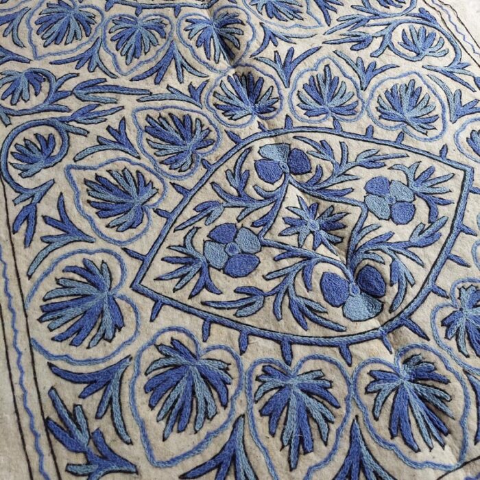 6×4Ft Blue on White Pure Wool Handmade Aari Embroidered Namda Rug - Image 4