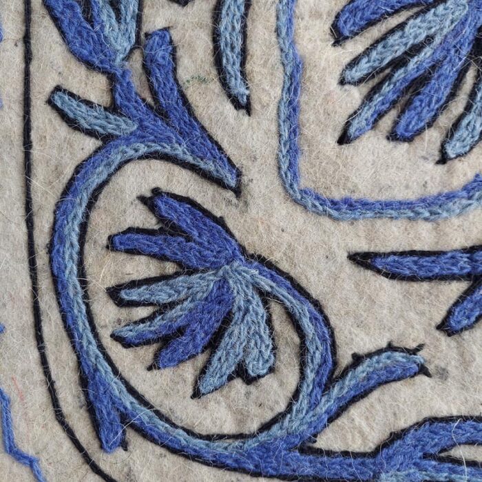 6×4Ft Blue on White Pure Wool Handmade Aari Embroidered Namda Rug - Image 3