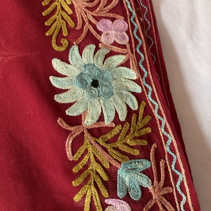 Maroon Georgette Aari Embroidered Saree With Floral Paisely Pattern - Image 4