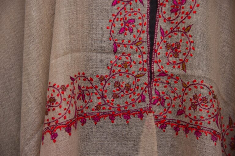Beige Pashmina Intricate Sozni Work Stole - Image 3