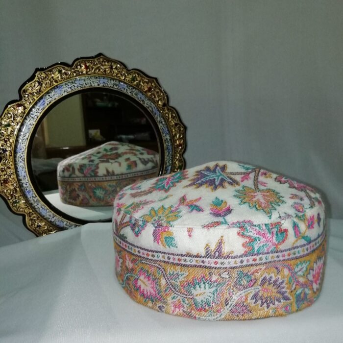 Safed Mukhtalif Rang Pun Kashmiri Kani Cap