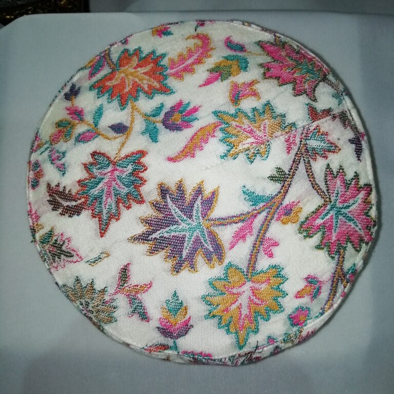Safed Mukhtalif Rang Pun Kashmiri Kani Cap - Image 2
