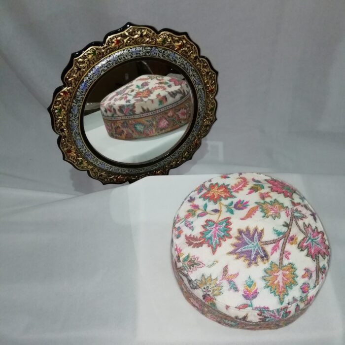 Safed Mukhtalif Rang Pun Kashmiri Kani Cap - Image 3