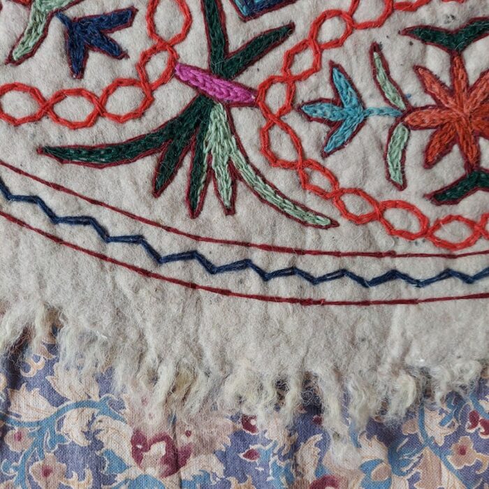 Chinari Handmade Aari Embroidered Namda Rug 4ft - Image 3