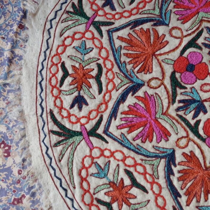 Chinari Handmade Aari Embroidered Namda Rug 4ft - Image 2