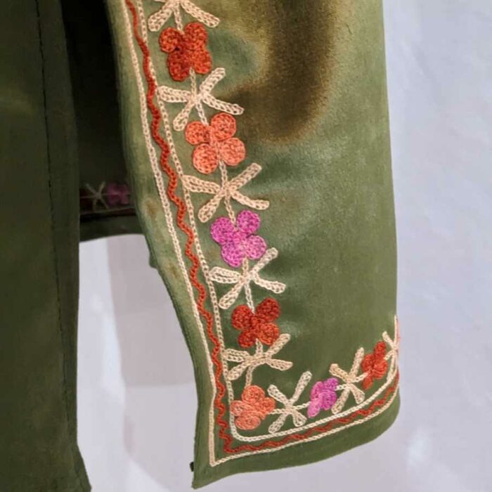 Gorgeous Gree Velvet Aari Pheran - Image 5