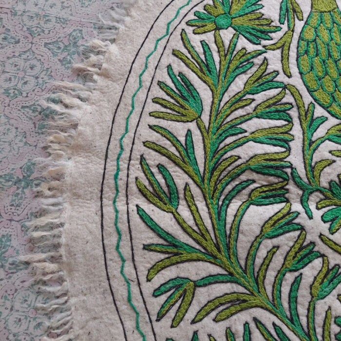 Sabz Round Namda 5ft Handmade Pure Wool Aari Embroidered Rug - Image 4
