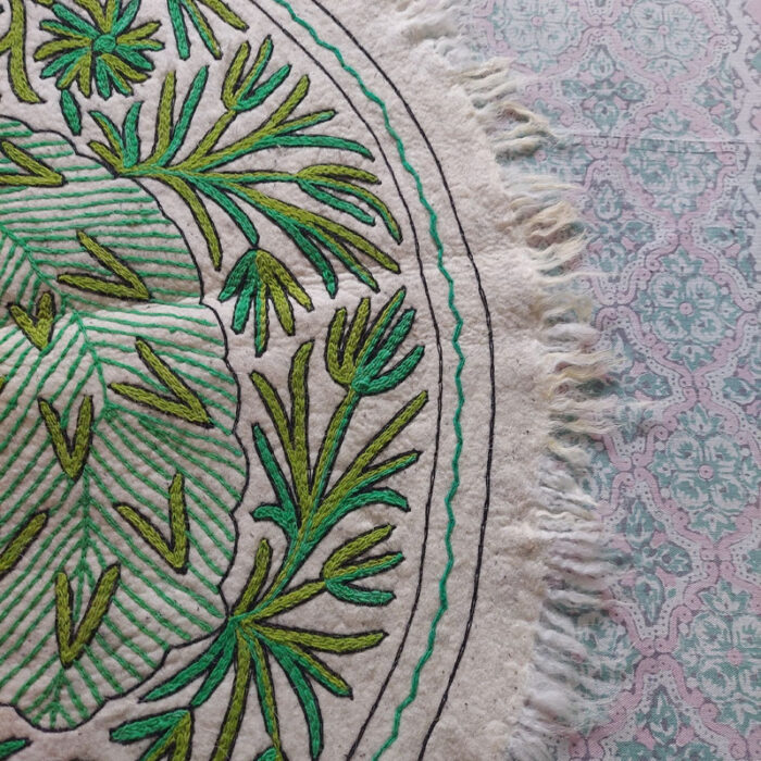 Sabz Round Namda 5ft Handmade Pure Wool Aari Embroidered Rug - Image 3