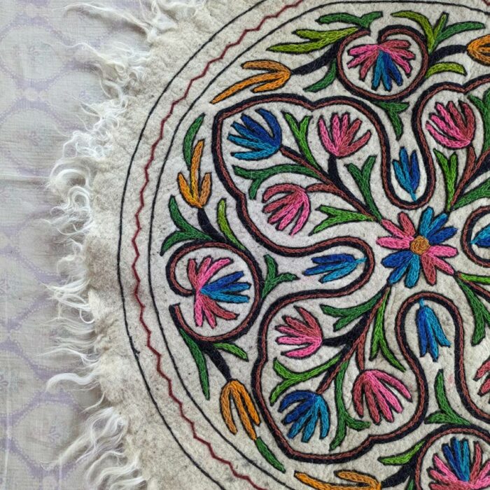 Chinari 3ft Round Handmade Pure Wool Aari Embroidered Namda Rug - Image 2