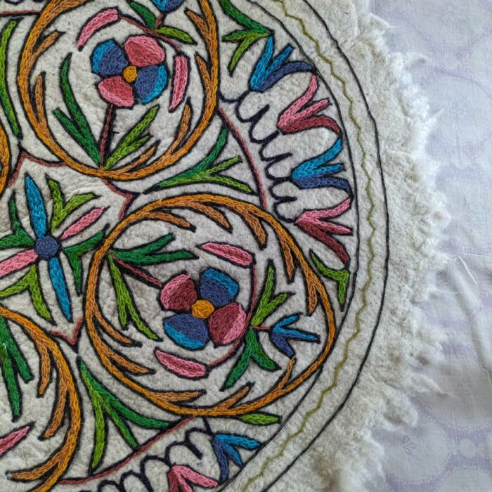 Char Badam 3ft Round Handmade Pure Wool Aari Embroidered Namda Rug - Image 2
