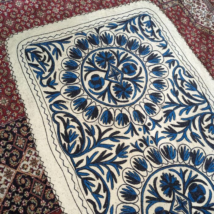 Vintage White Blue Handmade Aari Embroidered Namda Rug 5.5×3.5FT - Image 4