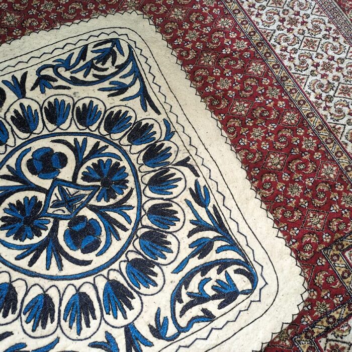 Vintage White Blue Handmade Aari Embroidered Namda Rug 5.5×3.5FT - Image 3