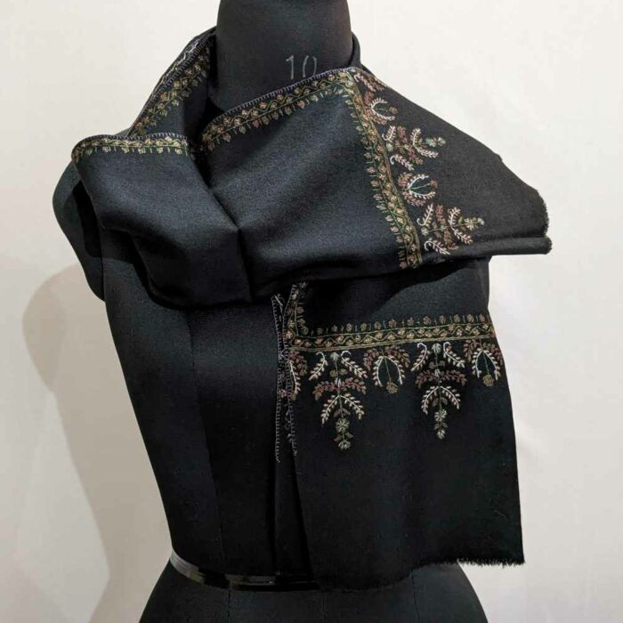 Black Safed Hand Sozni Woolen Muffler