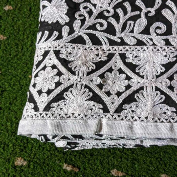 Black and White Georgette Kashmiri Saree With Aari Embroidery - Image 3