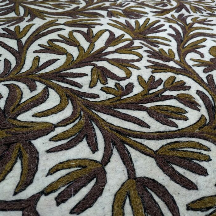 Handmade 4.5ft Round Kashmiri Aari Embroidered Namda Rug - Dark Design on White Base, Pure Wool Accent Rug for Elegant Home Decor - Image 3
