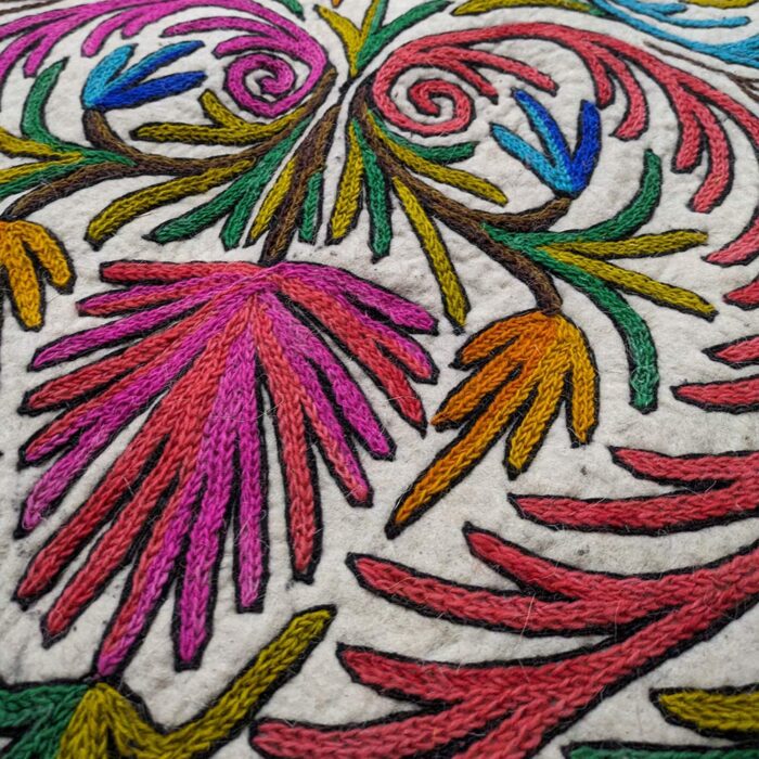 Shalimar Namda 6×4Ft Pure Wool Handmade Aari Embroidered - Image 3