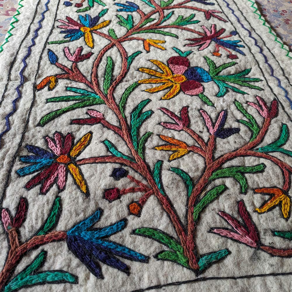 KuleShaq Namda Handmade Aari Embroidered Wool Rug 3x2 - Gyawun