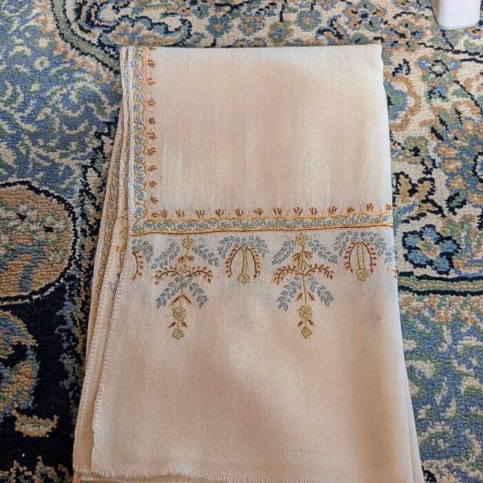 Tajdaar Cream Woolen Kashmiri Muffler With Hand Sozni Embroidery - Image 3