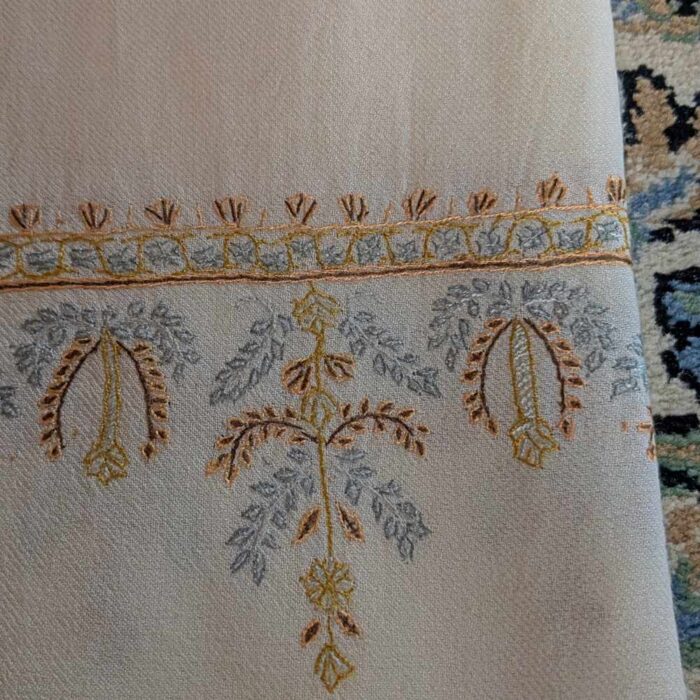 Tajdaar Cream Woolen Kashmiri Muffler With Hand Sozni Embroidery - Image 2