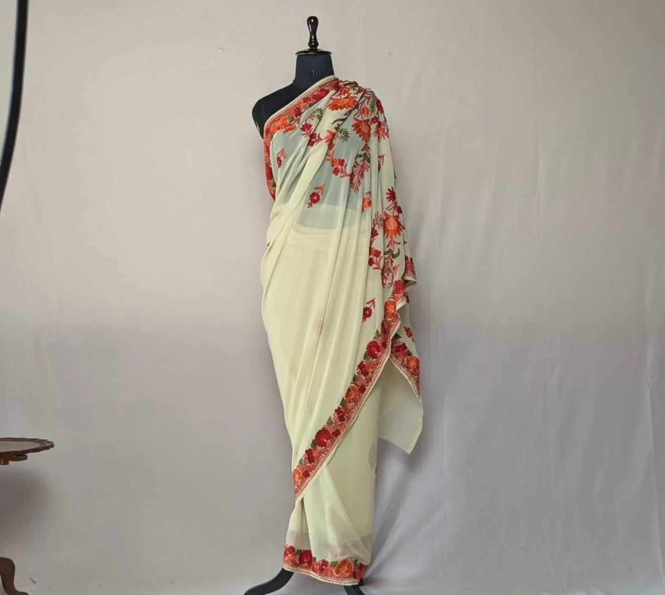 Bahara Light Yelloww Georgette Saree With Kashmiri Aari Embroidery - Image 2