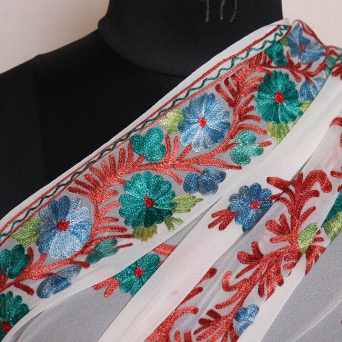 White Georgette Saree With Small Flowers in Aari Embroidery - Khizan Collection - Image 4