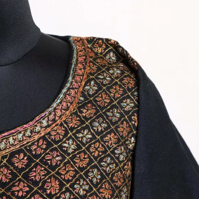 Black Square Nal Kashmiri Pheran in Pure Wool with Sozni Handwork - Image 3