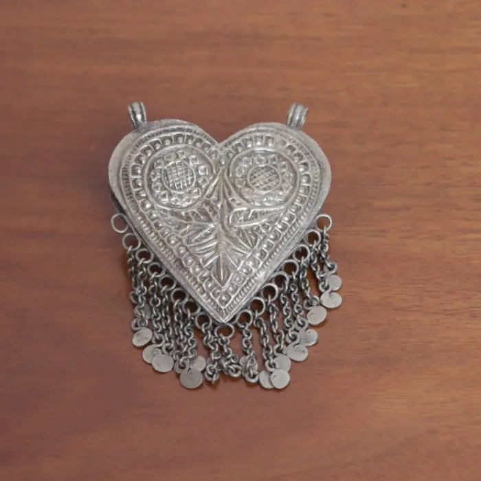 Elegant Antique Heart-Shaped Silver Pendant – Classic Touch