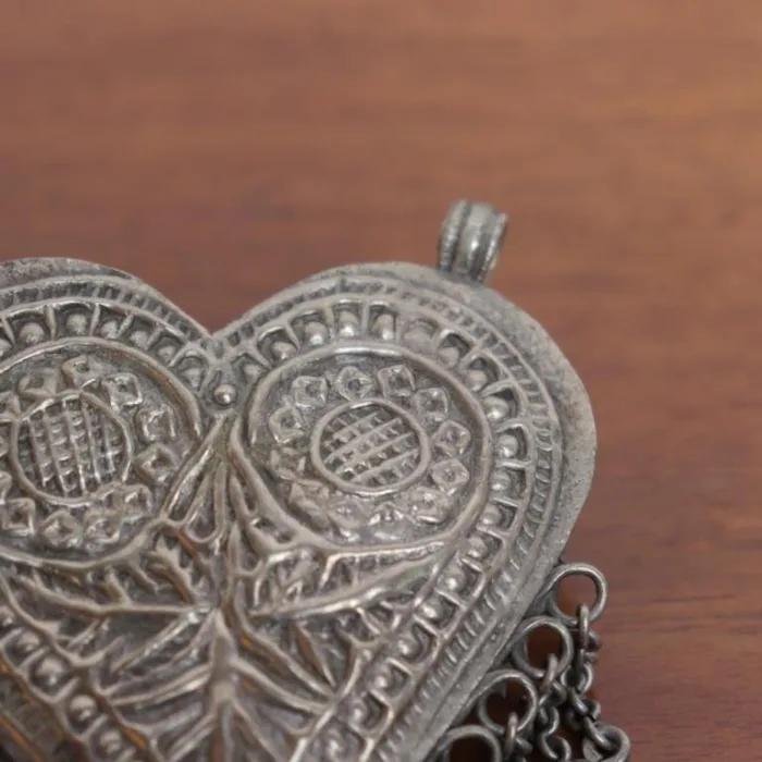 Elegant Antique Heart-Shaped Silver Pendant – Classic Touch - Image 3