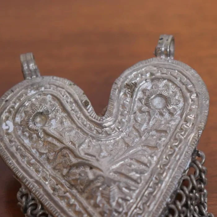 Classic Antique Silver Heart-Shaped Pendant – Heritage Style - Image 3