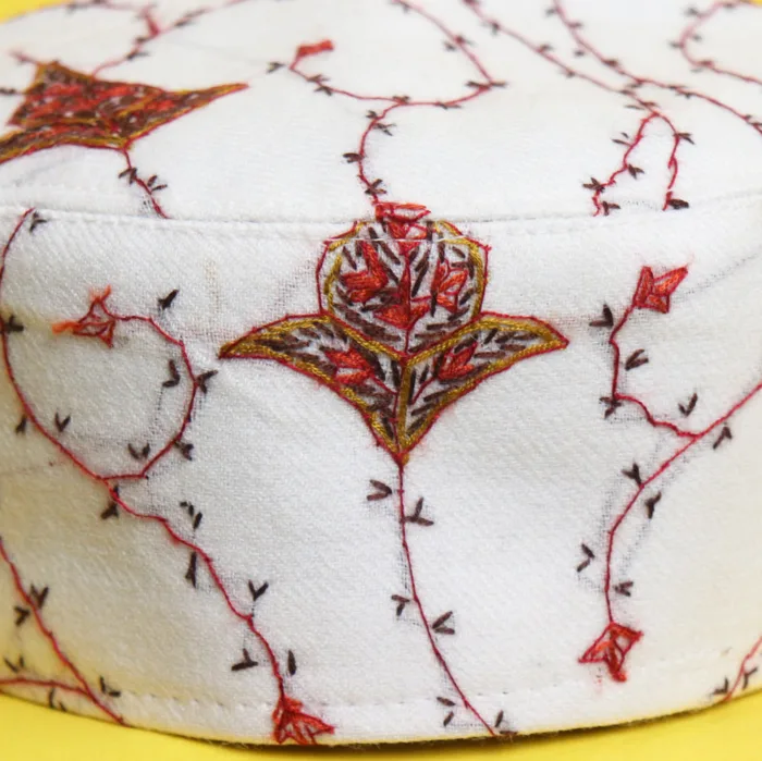 Nizaam Ahmadi White Toosha Cap with Hand Sozni Embroidery | Tre Aftabi - Image 2