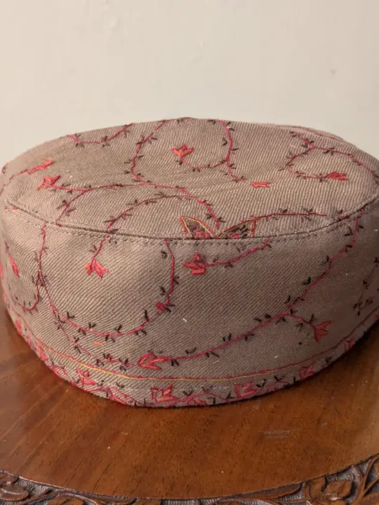 Qazi Zainul Abideen Brown Sozni Toosha Cap in Akh Border | Classic Ramadan Style