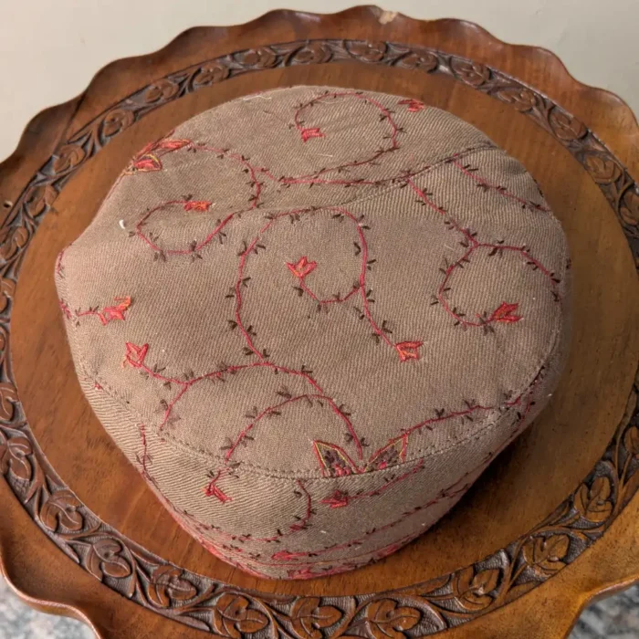 Qazi Zainul Abideen Brown Sozni Toosha Cap in Akh Border | Classic Ramadan Style - Image 2
