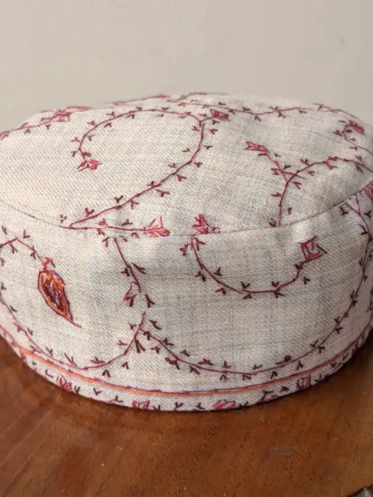 Haji Nooruddin Creamy Toosha Akh Border Sozni Cap | A Special Ramzan Edition