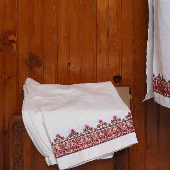 White Kashmiri Kurti Set With Sozni Embroidery | Lal Bazaar Collection - Image 4