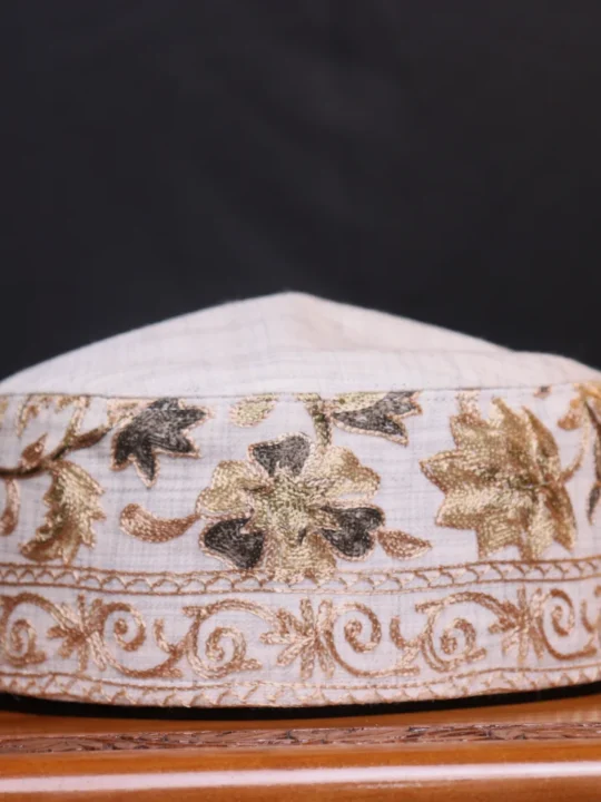 Gulraiz Abad – Kashmiri Creamy Toosha Cap with Beautiful Aari Work