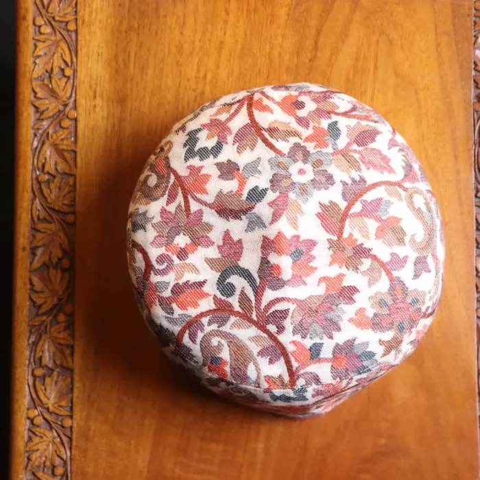 Akhtar-e-Baghi Traditional White Kashmiri Cap in Kani Weave - Image 3