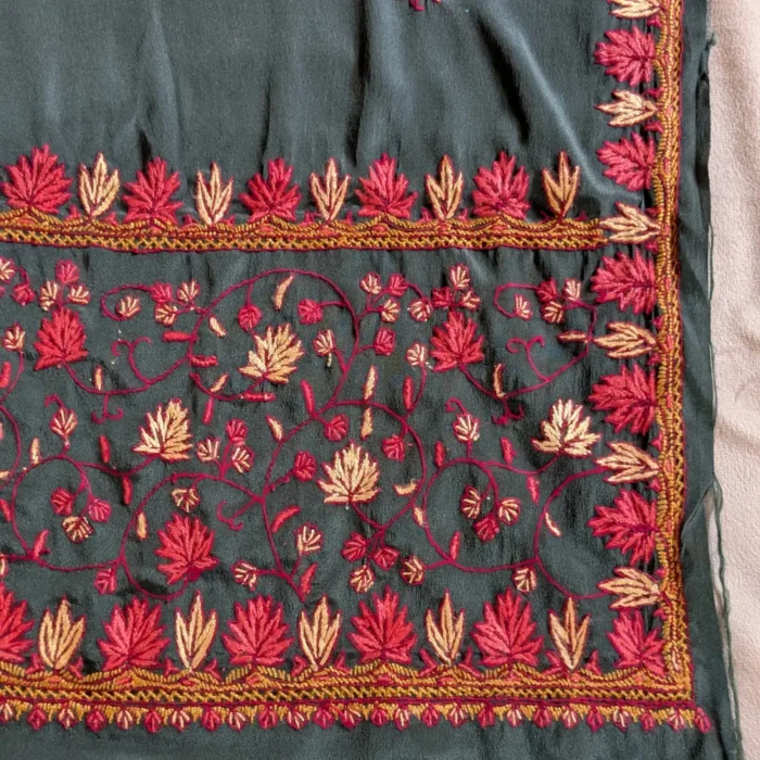 Green Sozni Kashmiri Saree With Paper Machie Work - Image 9