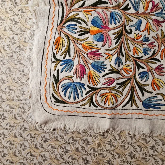 Naqsh-e-Gul 7x5 ft Wool Namda with Hand Aari Embroidery (7x5 ft) - Image 2